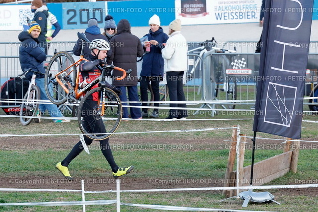 Cyclocross-Rennen | 28.12.2025 Radsport Darmstädter Cyclo-Cross-Rennen an der Radrennbahn zur Vorbereitung auf die DM Deutschen Meisterschaften in Bensheim (10./11.1.2026) hier Elite U19m Männer aufgrund Radpanne zu Fuß zum Fahrerlager Startnummer 8 Jannik Hennig 1. RV Stuttgardia Stuttgart (Foto: Peter Henrich) - Realisiert mit Pictrs.com