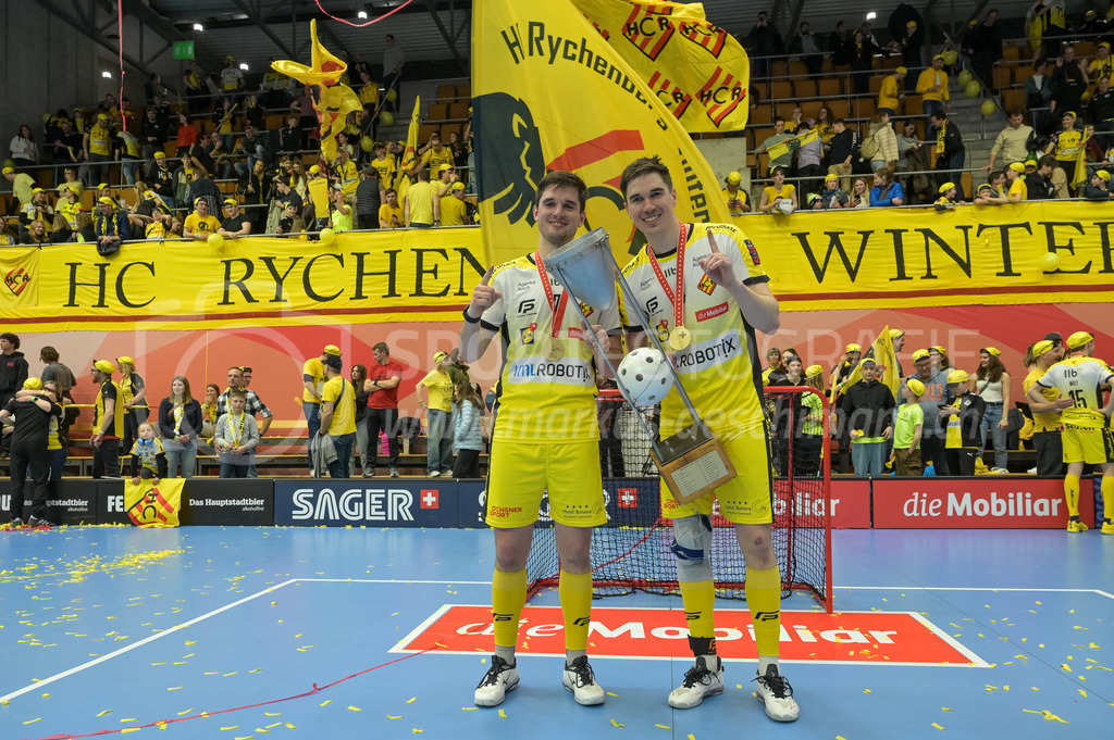 Zug United vs HC Rychenberg - 22. February 2025 | Zug United vs HC RychenbergSporthalle Wankdorf, BernLevin Conrad (#7 HC Rychenberg Winterthur) und Nils Conrad (#4 HC Rychenberg Winterthur) mit dem Pokal.Bild: Sportfotografie Markus Aeschimann | www.markus-aeschimann.ch - Realisiert mit Pictrs.com