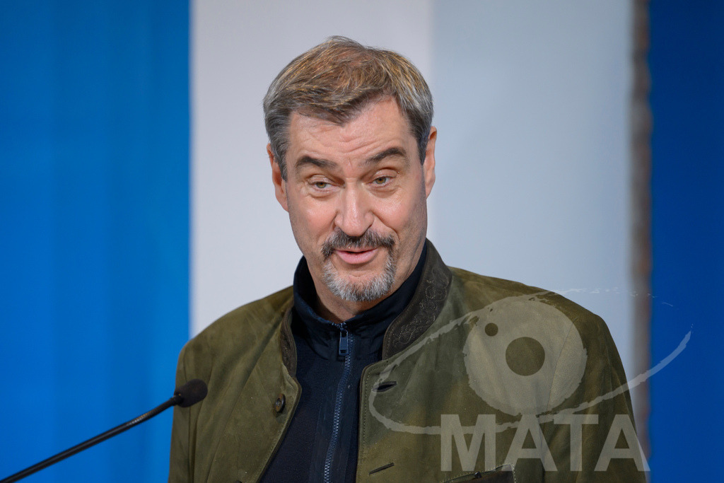_DW04762 | Bayerns Ministerpräsident Markus Söder (CSU) bei einer Pressekonferenz im Lokschuppen. Rosenheim, 02.12.2025 Bayern Deutschland - Realisiert mit Pictrs.com