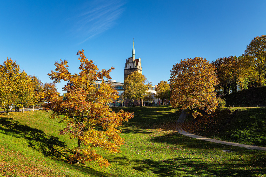 Blick auf das Kröpeliner Tor in der Hansestadt Rostock im Herbst | Blick auf das Kröpeliner Tor in der Hansestadt Rostock im Herbst.