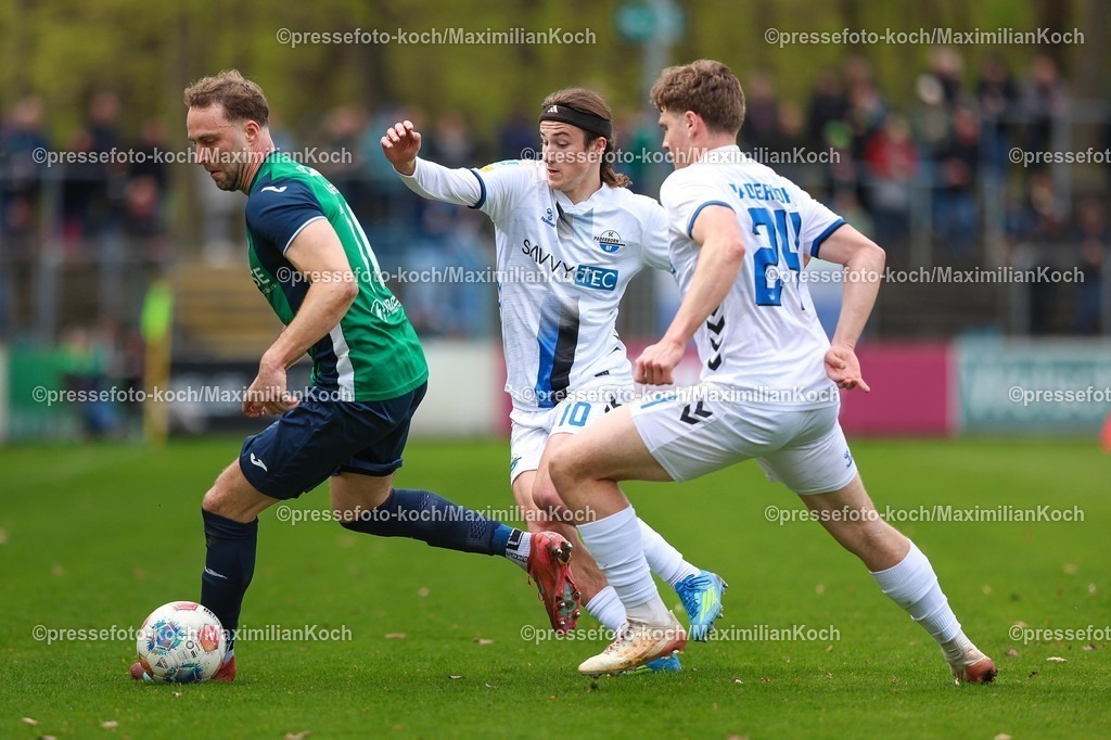 xKWIx12042601032 | 2026.04.12, xkwix, Fußball, Regionalliga West, FC Gütersloh -  SC Paderborn 07 II, Heidewaldstadion (Ohlendorf Stadion im Heidewald), 29.Spieltag, Saison 2025 / 2026: Julius Langfeld (FC Gütersloh #10) beim Zweikampf gegen Niklas Mohr (SC Paderborn II #24) und Bennit Broeger (SC Paderborn II #10) DFB regulations prohibit any use of photographs as image sequences and or quasi-video. Photo: xKamilxWilkowskixPressefotoKochx