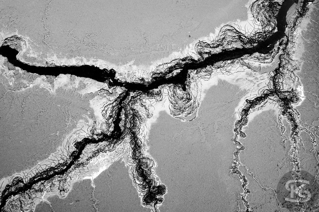 Ground Levels – Abstrakte Landschaften entwässerter Seen aus der Vogelperspektive | Ground Levels zeigt Drohnenaufnahmen entwässerter Seegründe, die zwischen Realität und Abstraktion oszillieren. Rinnsale, Pfützen und Muster verwandeln sich aus der Luft zu abstrakten Kompositionen – Fotokunst von Stefan Kuhn. - Realisiert mit Pictrs.com