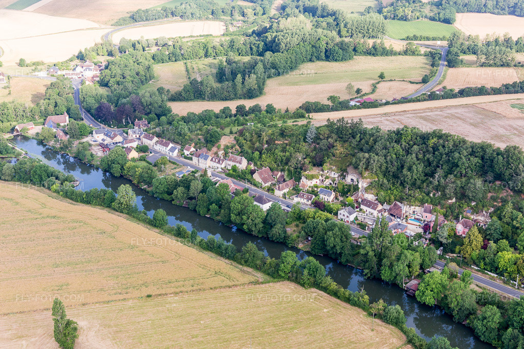 Aerial view: View of the town in Thoré-la-Rochette in the state Loir et Cher, France. – Photo: IMG_101122.jpg taken on 06/24/2017 by Werner Riehm/FLY-FOTO.com – Resolution of the original: 5472 x 3648 px