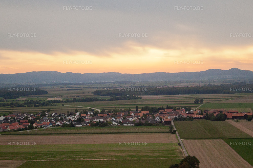 Luftbild: Ortsansicht von Osten im Ortsteil Hayna in Herxheim im Bundesland Rheinland-Pfalz in Deutschland. Foto: IMG_32827.jpg vom 02.09.2010 durch Werner Riehm/FLY-FOTO.de