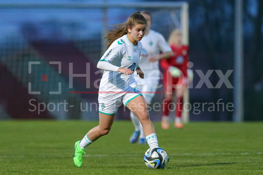 Fussball, Testspiel Frauen, SV Henstedt-Ulzburg - SV Werder Bremen | v.li.: Melina Kunkel (SV Werder Bremen, 29) am Ball, Einzelbild, Ganzkörper, Aktion, Action, Spielszene