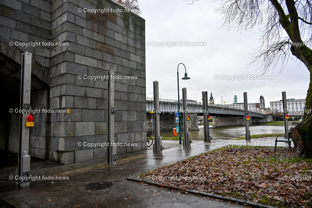 Linz_ Urfahr_ Hochwasserschutz_ 22.12.2023-10 | 22.12.2023, Linz, AUT, Urfahr, Hochwasser, im Bild Vorbereitung Hochwasserschutz Donaulaende Linz Urfahr, Donaustrand