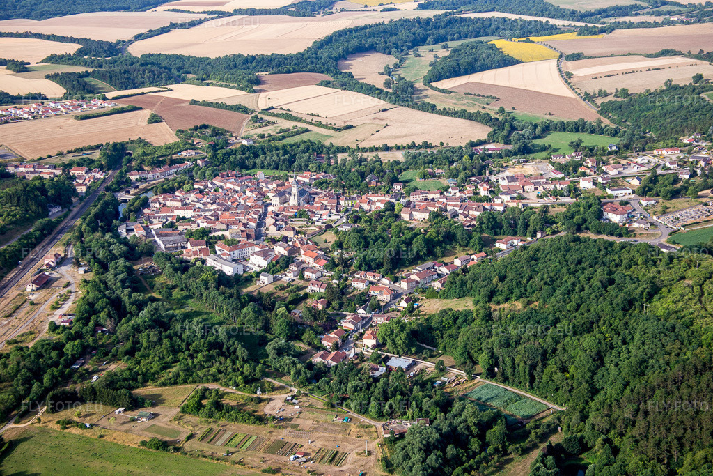 Vue aérienne: Vue du village à Thiaucourt-Regniéville dans le département Meurthe et Moselle, France. Photo: IMG_083281.jpg prise le 12/07/2015 par Werner Riehm/FLY-FOTO.eu – Résolution de l'original: 5472 x 3648 px