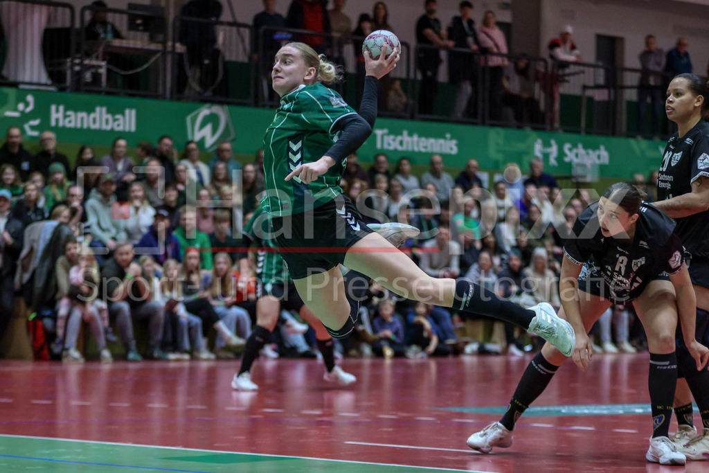Handball, 2. Bundesliga Frauen, SV Werder Bremen - HC Leipzig | Meike Becker (SV Werder Bremen, 17) beim Wurf, am Ball, Spielszene, Aktion, Action