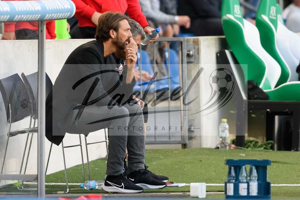 FCMFCK20210904_049 | Fussball, Herren: Geschaeftsfuehrer Sport Thomas Hengen (1. FC Kaiserslautern) enttaeuscht beim Spiel der 3. Liga zwischen 1. FC Magdeburg und 1. FC Kaiserslautern in der MDCC-Arena am 04.09.2021 in Magdeburg, Deutschland.DFB / DFL REGULATIONS PROHIBIT ANY USE OF PHOTOGRAPHS AS IMAGE SEQUENCES AND/OR QUASI-VIDEO. - Realisiert mit Pictrs.com
