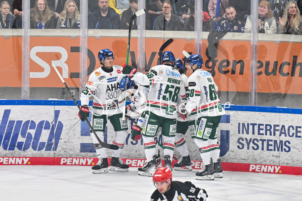 Dresdener Eislöwen - Augsburger Panther | Jubel der Gäste nach dem Treffer zum 0-1 durch Moritz ELIAS (Augsburger Panther 46) / Tor / Torschuetze / Freude / Happy / DEL: Dresdener Eislöwen - Augsburger Panther; Joynext-Arena am 05.10.2025