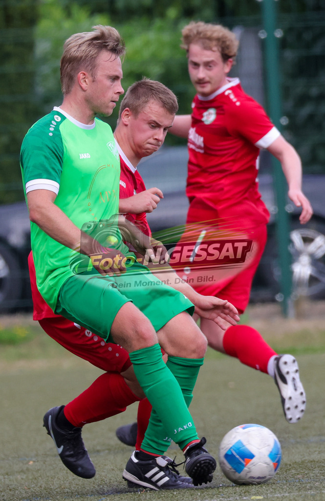 Bünder SV - TV Elverdissen | Auf dem Bild zu sehen: rot Bünder SV: Robin Luca Wolf ; grün TV Elverdissen: Philipp GödingBünder SV, TV Elverdissen, Saison 26/27, Kreisliga A, Bünde, Deutschland - Realisiert mit Pictrs.com