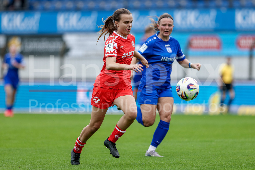 Fussball, 2. Frauen-Bundesliga, SV Meppen - 1. FSV Mainz 05 | Kara Bathmann (1. FSV Mainz 05, 4) am Ball, Einzelbild, Ganzkörper, Aktion, Action, Spielszene, DIE DFB-RICHTLINIEN UNTERSAGEN JEGLICHE NUTZUNG VON FOTOS ALS SEQUENZBILDER UND/ODER VIDEOÄHNLICHE FOTOSTRECKEN. DFB REGULATIONS PROHIBIT ANY USE OF PHOTOGRAPHS AS IMAGE SEQUENCES AND/OR QUASI-VIDEO.