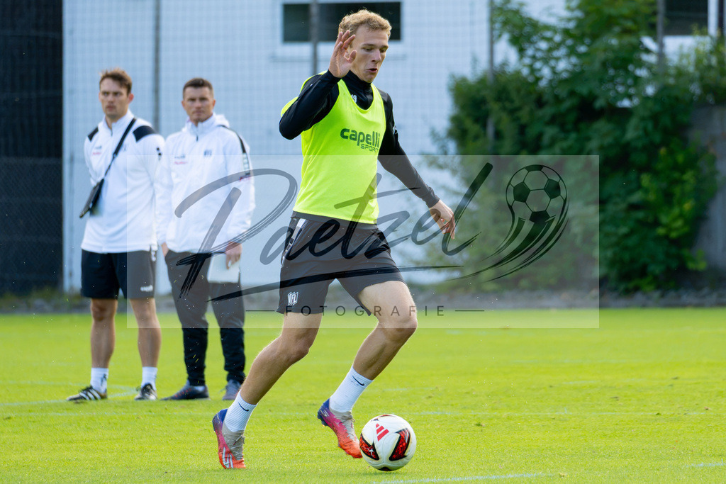 20260909_TRAOSN_0001 | Fußball, Herren: Leon Opitz (VfL Osnabrück) in Aktion, am Ball, Einzelaktion beim Training des VfL Osnabrück am 09.09.2026 im Sportpark Illoshöhe in Osnabrück, Deutschland.(Foto von Nico Paetzel) - Realisiert mit Pictrs.com