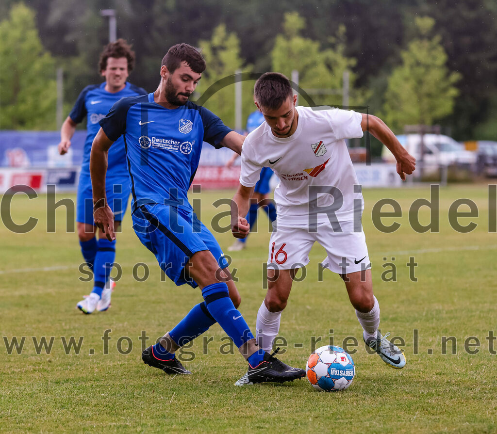 2023-06-30_053_FC_Langengeisling_gegen_VfB_Forstinning | Erding, Deutschland, 30.06.2023:
Fußball, Bezirksliga Oberbayern Ost 2023 / 2024, Testspiel, FC Langengeisling gegen VfB Forstinning, Endergebnis: 3:0

Severin Stenzel (FC Langengeisling, #42), Matija Milic (VfB Forstinning, #16)

Foto: Christian Riedel / fotografie-riedel.net