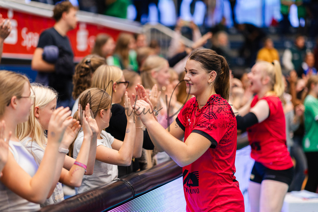 Volleyball, 1. Bundesliga Frauen, Hauptrunde, 1. Spieltag, Saison 2025/2026: USC Münster - SSC Palmberg Schwerin | 1. Bundesliga Frauen, Hauptrunde, 1. Spieltag, Saison 2025/2026, USC Münster empfängt SSC Palmberg Schwerin in der Sporthalle Berg Fidel in Münster. Foto: sportfotografie.ms | Markus Paletta - Realisiert mit Pictrs.com