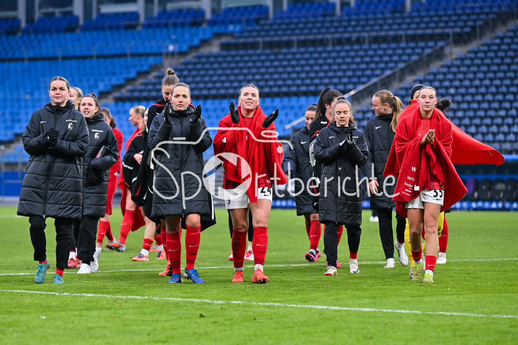 Hamburger SV - SC Freiburg | HAMBURG, GERMANY - 01. FEBRUARY: Die Spielerinnen aus Freiburg bedanken sich bei den mitgereisten Fans nach dem Match zwischen dem Hamburger SV und dem SC Freiburg am 16. Spieltag der Google Pixel Frauen-Bundesliga im Volksparkstadion - Ingibjörg SIGURDARDOTTIR (SC Freiburg Frauen 24), Zoe SCHICK (SC Freiburg Frauen 35)