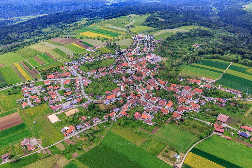 Luftbild: Dorfansicht aus Süden im Ortsteil Bickelsberg in Rosenfeld im Bundesland Baden-Württemberg in Deutschland. Foto: IMG_114627.jpg vom 31.05.2019 durch Werner Riehm/FLY-FOTO.de