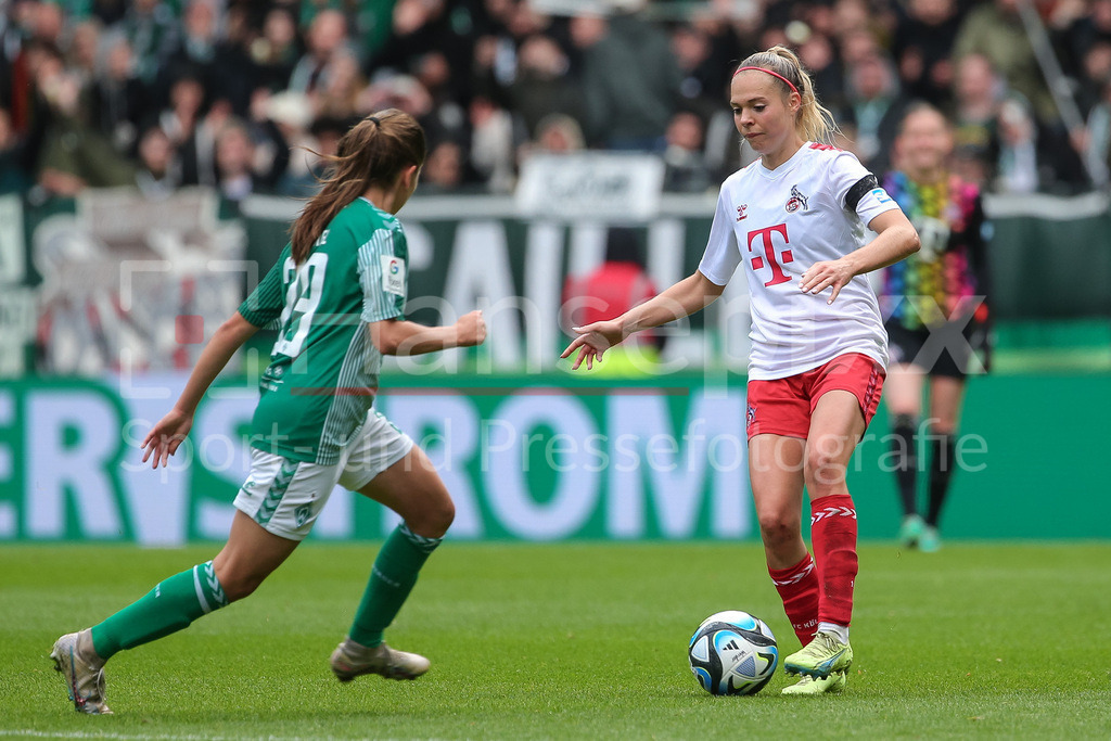 Fussball, Google Pixel Frauen-Bundesliga, SV Werder Bremen - 1. FC Köln | v.li.: Janina Hechler (1. FC Köln, 28) am Ball, Einzelbild, Ganzkörper, Aktion, Action, Spielszene, DIE DFB-RICHTLINIEN UNTERSAGEN JEGLICHE NUTZUNG VON FOTOS ALS SEQUENZBILDER UND/ODER VIDEOÄHNLICHE FOTOSTRECKEN. DFB REGULATIONS PROHIBIT ANY USE OF PHOTOGRAPHS AS IMAGE SEQUENCES AND/OR QUASI-VIDEO.