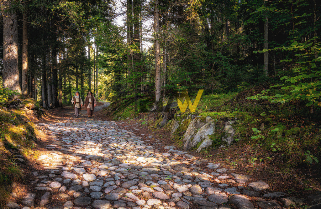 Drei Hobbits unterwegs im Auenland-----------Südtirol | Hochauflösende und hochwertige Bilder und Fotos.Kommerzielle oder private Nutzung ✔ Bilder downloaden✔ Acryl ✔ Leinwand ✔ Poster ✔
 - Realisiert mit Pictrs.com