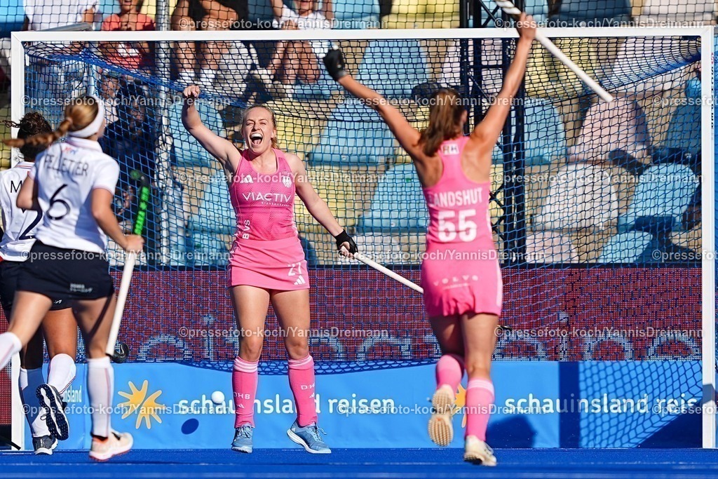 xydrx09082504003 | 09.08.2025, xydrx, Frauen EuroHockey Championship 2025, Gruppenphase, Gruppe a, Deutschland - Frankreich, Sparkassenpark Mönchengladbach: Torjubel nach dem Tor zum 2:0 für die Deutsche Nationalmannschaft durch Torschütze Sophia Schwabe (GER #8)