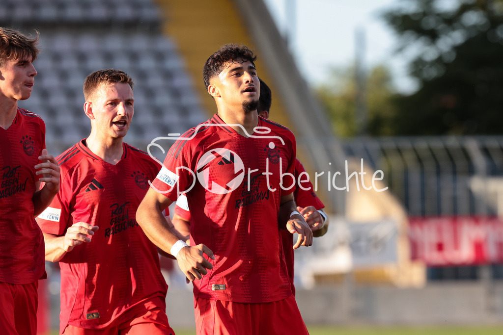 FC Bayern Amateure - SpVgg Bayreuth | Jubel nach dem Treffer zum 3-1 fuer die Bayern Amateure duch Emirhan DEMIRCAN (FCB #11) / Freude / Tor / Torschuetze