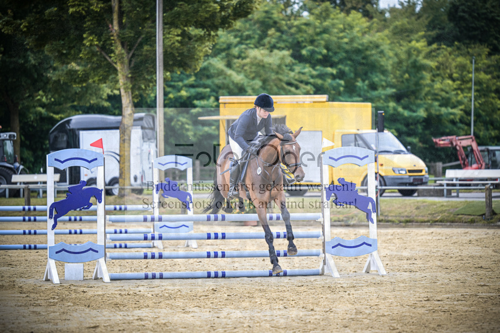 DOS_2750 | Entdecke hochwertige Reitturnierfotos von Foto Oger. Professionell, emotional und authentisch – jetzt Lieblingsmomente im Shop bestellen.Deutschlandweite Turnierfotografie. - Realisiert mit Pictrs.com