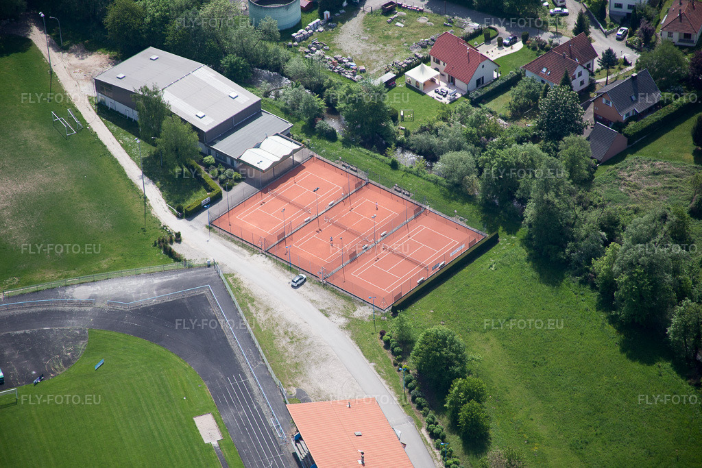 Vue aérienne: Terrains de sport à Lauterbourg dans le département Bas Rhin, France. Photo: IMG_078620.jpg prise le 08/05/2015 par Werner Riehm/FLY-FOTO.euRésolution de l'original: 5472 x 3648 px
