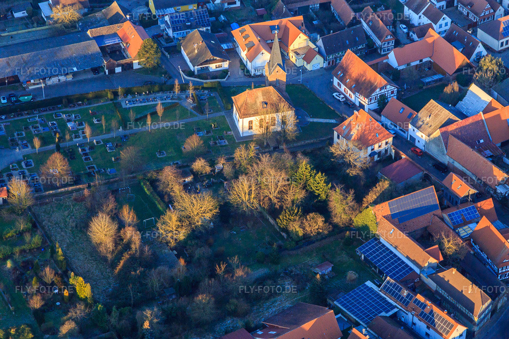Luftbild: Protest. Kirche und Friedhof an einem Winterabend in Winden im Bundesland Rheinland-Pfalz in Deutschland. Foto: IMG_145316.jpg vom 14.01.2025 durch Werner Riehm/FLY-FOTO.de