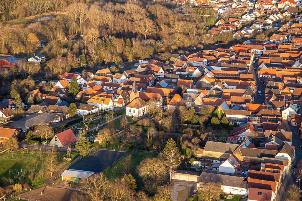 Luftbild: Friedhof und prot. Kirche in Winden im Bundesland Rheinland-Pfalz in Deutschland. Foto: IMG_136091.jpg vom 21.02.2023 durch Werner Riehm/FLY-FOTO.de