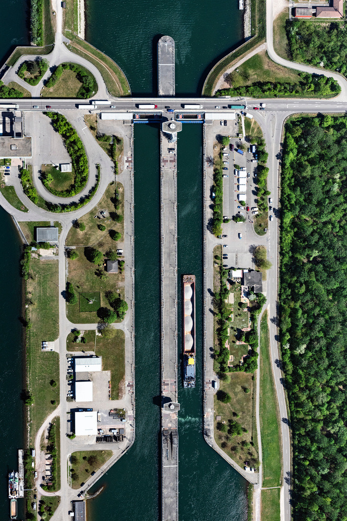 dr__0051434.jpg | IFFEZHEIM 22.04.2020 Schleusenanlagen des Wasser und Schifffahrtsamt Freiburgund der EnBW Energie Baden-Württemberg AG, Rheinkraftwerk Iffezheim am Ufer der Wasserstraße Rhein in Iffezheim im Bundesland Baden-Württemberg, Deutschland. // Locks - plants on the banks of the waterway of the Rhine EnBW Energie Baden-Wuerttemberg AG, Rheinkraftwerk Iffezheim in Iffezheim in the state Baden-Wuerttemberg, Germany. Foto: Daniel Reiter