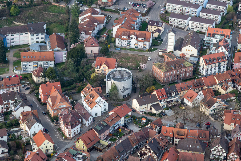 Luftbild: evangelische Kirche in Gengenbach im Bundesland Baden-Württemberg in Deutschland. Foto: IMG_120375.jpg vom 17.03.2020 durch Werner Riehm/FLY-FOTO.de