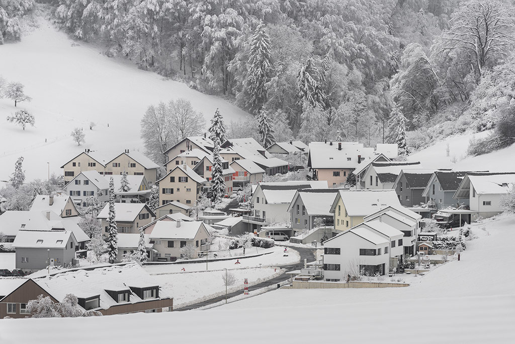 Wohnquartier im Oberdorf | im Winter in Ziefen, Baselland, Schweiz. - Realisiert mit Pictrs.com