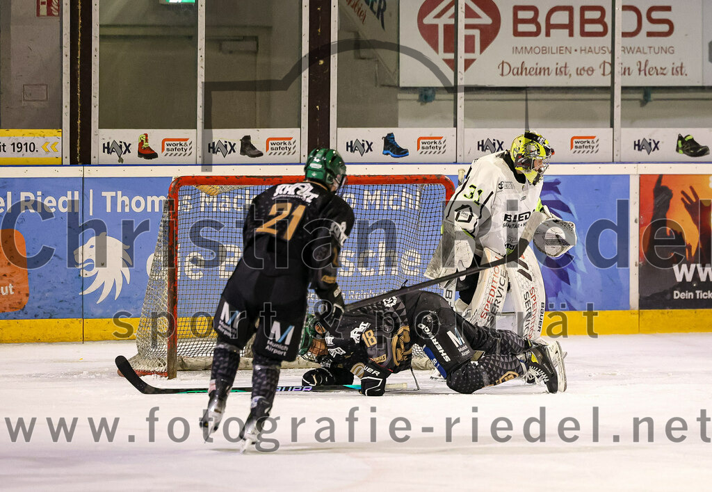 2024-02-16_038_TSV_Erding_gegen_ERSC_Amberg | Erding, Deutschland, 16.02.2024:
Eishockey, Bayernliga Playoffs 2023 / 2024, 1. Spieltag, TSV Erding gegen ERSC Amberg, Endergebnis: 1:2

Erik Modlmayr (Erding Gladiators, #21), Daniel Krzizok (Erding Gladiators, #18), Torwart Timon Bätge (ERSC Amberg, #31)

Foto: Christian Riedel / fotografie-riedel.net