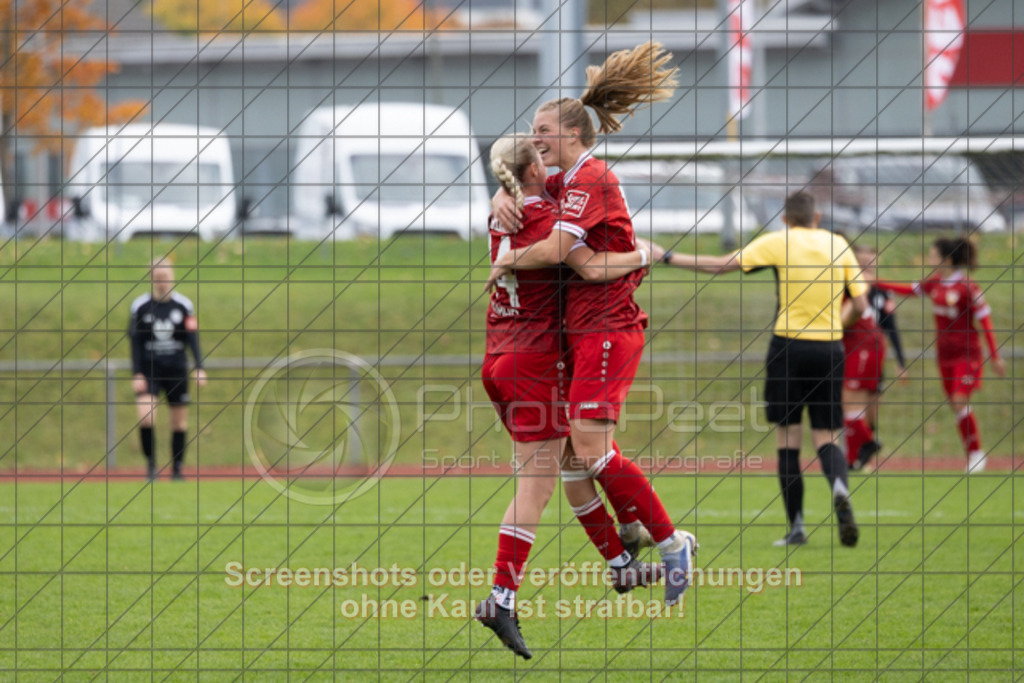 20251012_143621_1159 | #,1.FC Donzdorf (schwarz) vs. VfB Stuttgart II (rot), Fussball, Frauen-Verbandsliga Württemberg, 05. Spieltag, Saison 2025/2026, Rasenplatz Lautertal Stadion, Süßener Straße 16, 73072 Donzdorf, 12.10.2025 - 13:00 Uhr,Foto: PhotoPeet-Sportfotografie/Peter Harich