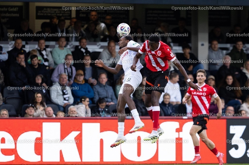 xKWI21092501034 | 21.09.2025,, xkwix, Fußball, Liga3, SC Verl - FC Energie Cottbus, Sportclub Arena: King Manu (Energie Cottbus #2) im Zweikampf gegen Chilohem Onuoha (SC Verl #27