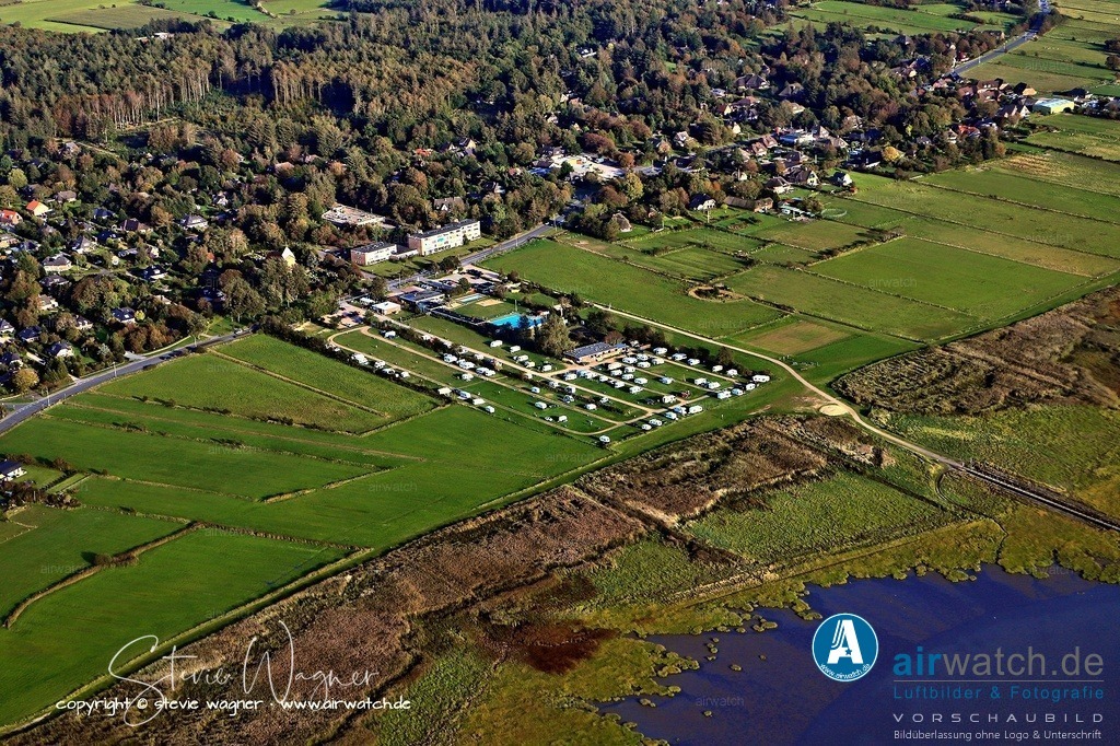 Luftbild Schobüll - Im Ostteil des Orts erhebt sich die bewaldete Altmoräne | Im Ostteil des Orts erhebt sich die bewaldete Altmoräne des Schobüller Waldes um den Schobüller Berg, der bis zu 30,7 Meter über NHN ansteigt. Dieser Wald ist seit 1954 Teil des Landschaftsschutzgebiets Schobüller Berg und seit 1974 als Erholungswald erklärt.