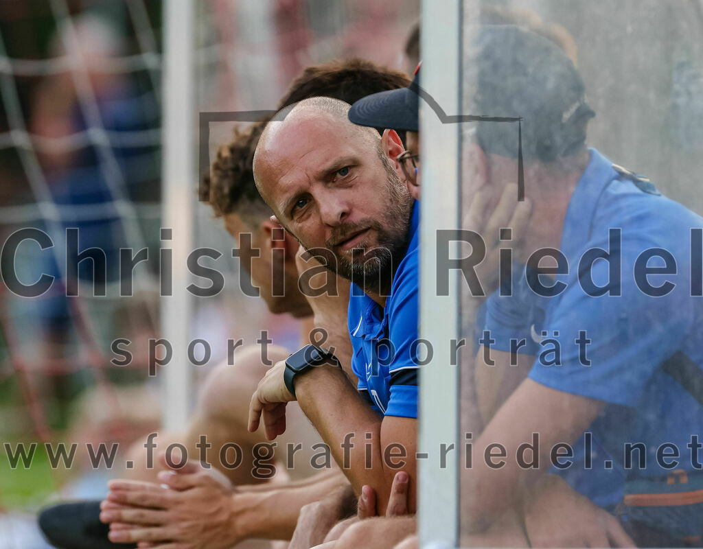 2023-07-18_064_FC_Herzogstadt_gegen_FC_Eitting | Erding, Deutschland, 18.07.2023:
Fußball, TOTO Pokal 2023 / 2024, 1. Spieltag, FC Herzogstadt gegen FC Eitting, Endergebnis: 2:4 n.E.

Trainer Thomas Zellermeyr (FC Eitting)

Foto: Christian Riedel / fotografie-riedel.net
