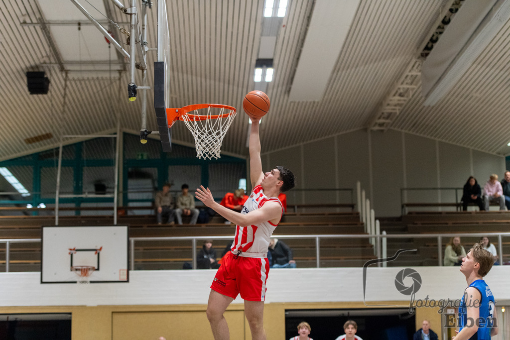 TSG Westerstede-Fortuna Logabirum | Basketball 2. Regionalliga; TSG Westerstede 2 (weiß)- Fortuna Logabirum (blau) am 12.12.2025 in Westerstede (Hössensportzentrum), Photo: Philip Eiben 2025 - Realisiert mit Pictrs.com