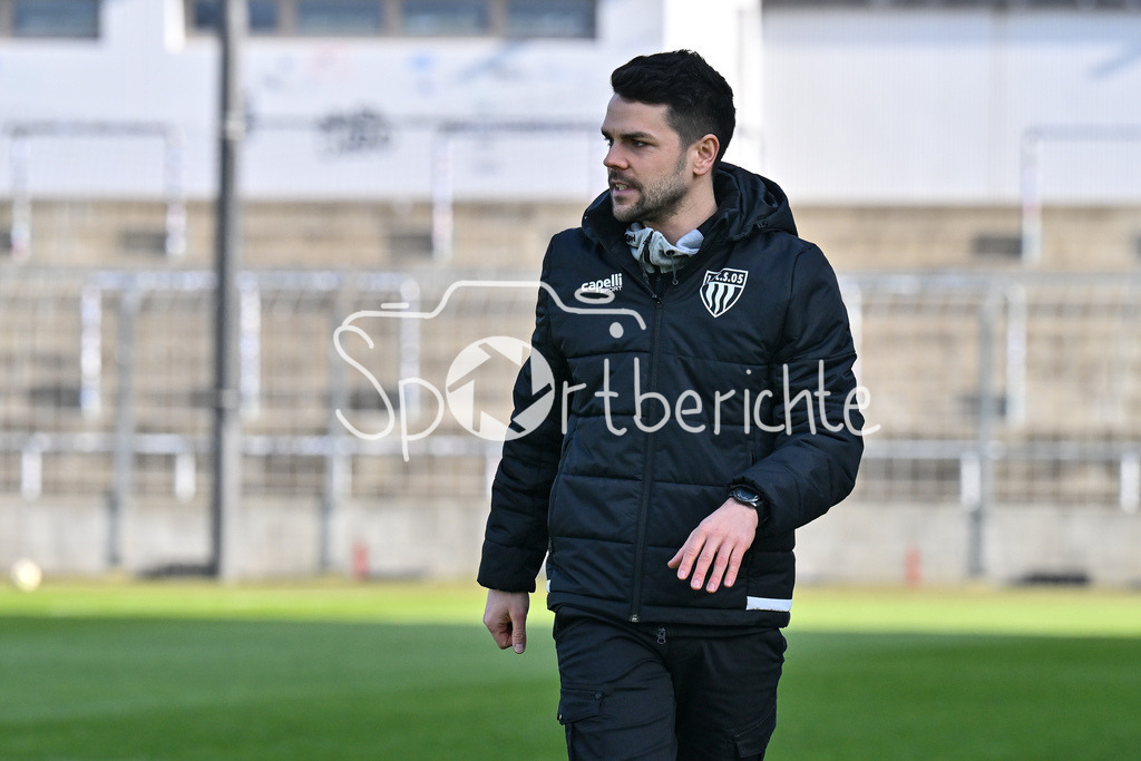 FC Bayern Amateure - 1. FC Schweinfurt 05 | im Bild Victor KLEINHENZ Trainer FC Schweinfurt 05 / Einzelfoto / Freisteller / Regionalliga Bayern: FC Bayern Muenchen II - 1. FC Schweinfurt 1905, Gruenwalder Stadion am 22.02.2025