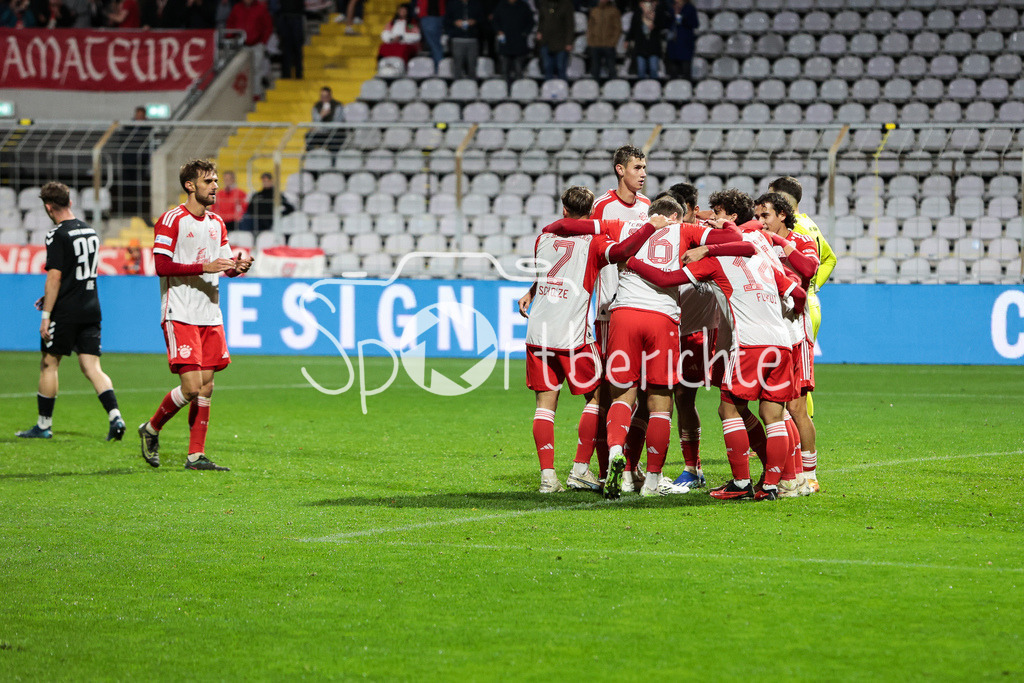 FC Bayern Amateure - SV Wacker Burghausen | Der Jubel nach dem Tor zum 4-1 durch David JONATHANS (FCB #27) / Freude / Torschuetze / Treffer