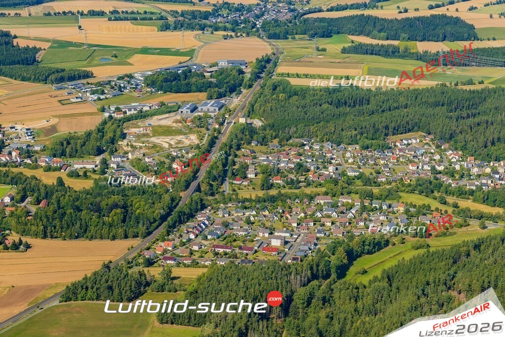Luftaufnahme der Stadt Marktleuthen - Die Luftaufnahme wurde 2025 vom UL-Flugzeug heraus erstellt ( keine Drohne ) - Hochauflösende Luftaufnahme - für professionelle Ausdrucke geeignet. Die Geschenkidee !Mit Lizenz und Bildrechte bestellbar