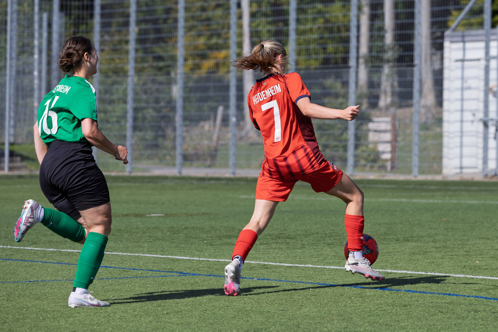 FCHSTE_250921_3247 | 1.FC Heidenheim 1846 II vs. TV Steinheim, Fußball, Frauen, Bezirksliga, 2025/2026, 2.Spieltag, 21.09.2025 in Heidenheim, Kunstrasen b. Voith-Arena West(Foto: Michael Bulling) - Realisiert mit Pictrs.com
