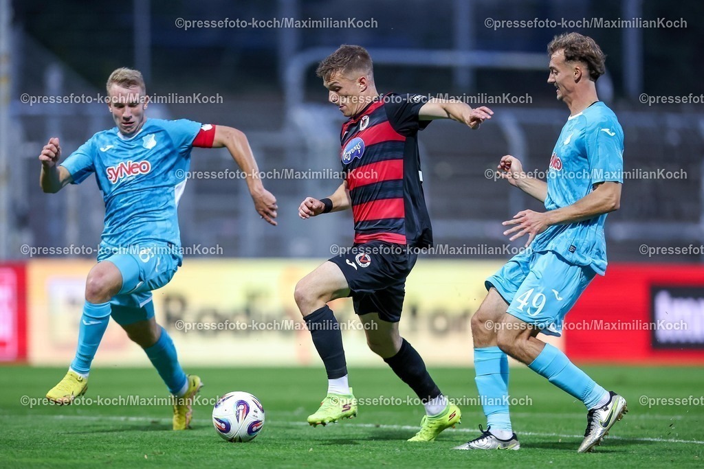 FCVK16092501097 | 16.09.2025, Fußball, FC Viktoria Köln – TSG 1899 Hoffenheim II, 3.Liga, Sportpark Höhenberg, Saison 2025 2026: David Otto (Viktoria Koeln #10) im Zweikampf gegen  Valentin Lässig (Hoffenheim II #06) und Yannik Lührs (Hoffenheim II #49)  DFB regulations prohibit any use of photographs as image sequences and or quasi-video.