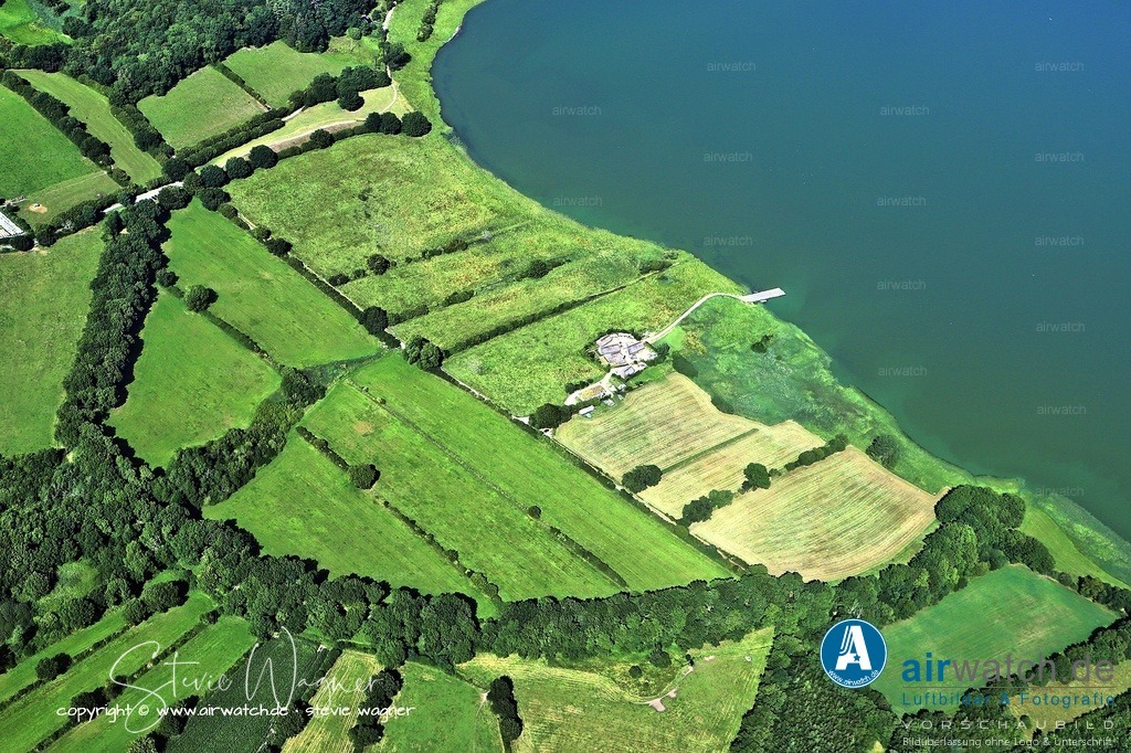 Haithabu - Die Stadt war Knotenpunkt weitreichender Handelsrouten - Luftbild | Die Stadt war Knotenpunkt weitreichender Handelsrouten über Land (wie dem Ochsenweg) und über See und verband Skandinavien mit Westeuropa, dem Baltikum, dem byzantinischen Reich und dem Nahen Osten.  Bereits 825 wurden hier Münzen geprägt, was ihre wirtschaftliche Bedeutung unterstreicht. 