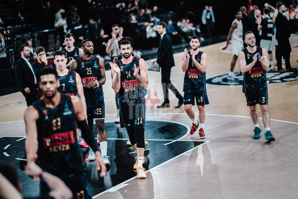 Basketball | Männer | Saison 2023/2024 | BKT EuroCup | Veolia Towers Hamburg vs. Umana Reyer Venice | 06.02.2024 | Das Team aus Venedig freut sich nach dem Spiel