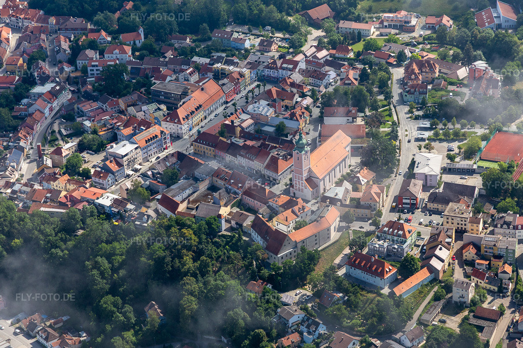 Luftbild: Oberer Stadtpl. mit Stadtpfarrkirche Mariä Himmelfahrt im Ortsteil Zanklau in Landau im Bundesland Bayern in Deutschland. Foto: IMG_132735.jpg vom 02.07.2022 durch Werner Riehm/FLY-FOTO.deSuchformular - Wonach suchen Sie?