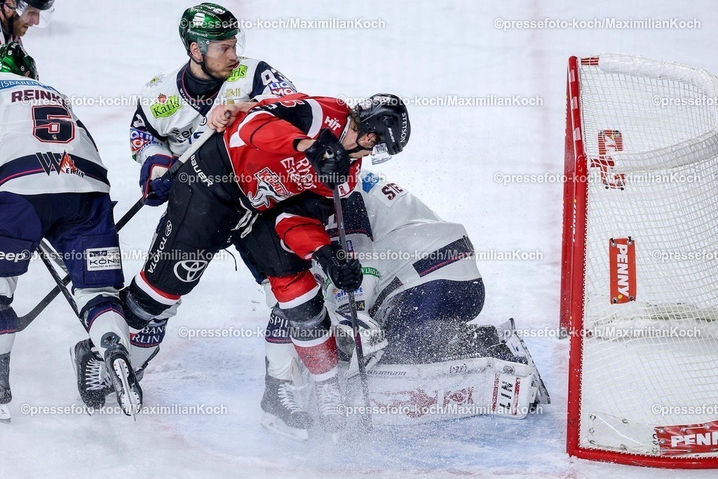 KEC20042601074 | 20.04.2026, Eishockey, DEL Halbfinale Play-Offs, Kölner Haie - Eisbären Berlin, Spiel 6, Lanxess-Arena Köln: Leo Pföderl (Eisbären Berlin #93) und Goalie Jonas Stettmer (Eisbären Berlin #01) verteidigen das Tor gegen Louis-Marc Aubry (Kölner Haie #15) 