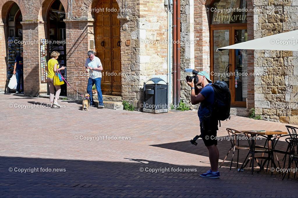 Italien_ Toskana_ San Gimignano_ 31.05.2024-198 | 31.05.2024, Italien, ITA, Toskana, San Gimignano im Bild Stadtansichten Gebäude, Architektur, Touristen, Historisch, Souvenir, Ansichten der berühmten Stadt San Gimignano in der Toskana-Italien - View of the famous town San Gimignano in Tuscany-ItalySan Gimignano ist eine italienische Kleinstadt in der Toskana mit einem mittelalterlichen Stadtkern. San Gimignano wird auch die Stadt der Türme genannt. Die Stadt liegt in der Provinz Siena. Sie gehört neben Florenz, Siena und Pisa zu den von Touristen meist besuchten Zielen in der Toskana.