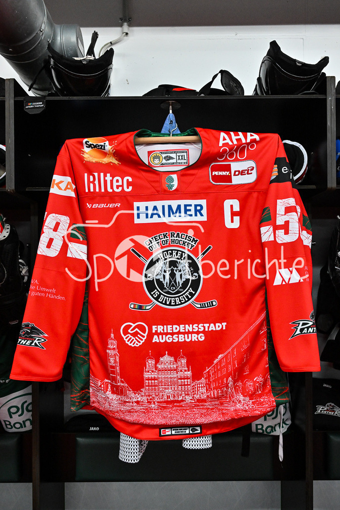 Augsburger Panther - Grizzlys Wolfsburg | Die Augsburger Panther spielen heute in Sondertrikots - Hockey is Diversitiy / Symbolbild / DEL: Augsburger Panther - Grizzlys Wolfsburg; Curt Frenzel Stadion am 10.10.2025