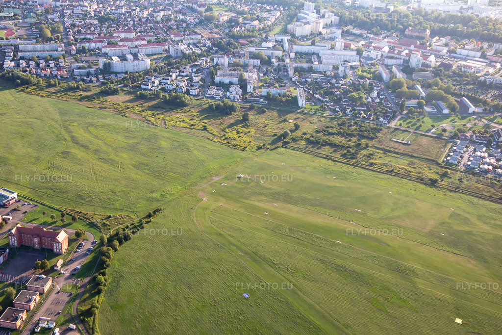 Vue aérienne: Polygones de l'Aérodrome de Strasbourg à le quartier Port du Rhin Centre Ouest in Straßburg dans le département Bas Rhin, France – .Photo: IMG_137838.jpg prise le 18/08/2023 par Werner Riehm/FLY-FOTO.eu – Résolution de l'original: 4745 x 3164 px – ATAP Polygone - Terrain d'aviation Strasbourg